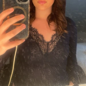 Marin blå tröja från intimissmi - Säljer en marin blå långarmad med  djup v-ringning köpte den på intimissmi den har ett hål längst ner vid armen som inte synd köpte den för 559kr 