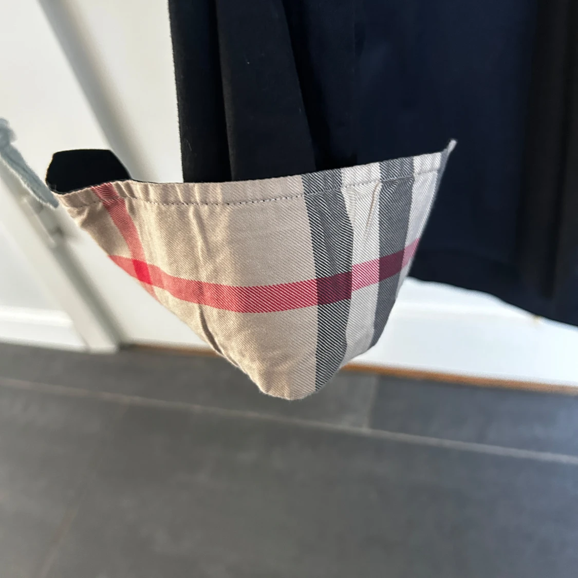 Svart Burberry skjorta med rutig detalj - 1