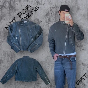 Grå jeansjacka med dragkedjor Weekday - Säljer en grå jeansjacka från Weekday med cool asymmetrisk dragkedja. Jackan har långa ärmar och dragkedjor vid ärmsluten samt två fickor framtill med dragkedja. Väldigt unik och cool jacka, perfekt skick. Nästan aldrig använd 