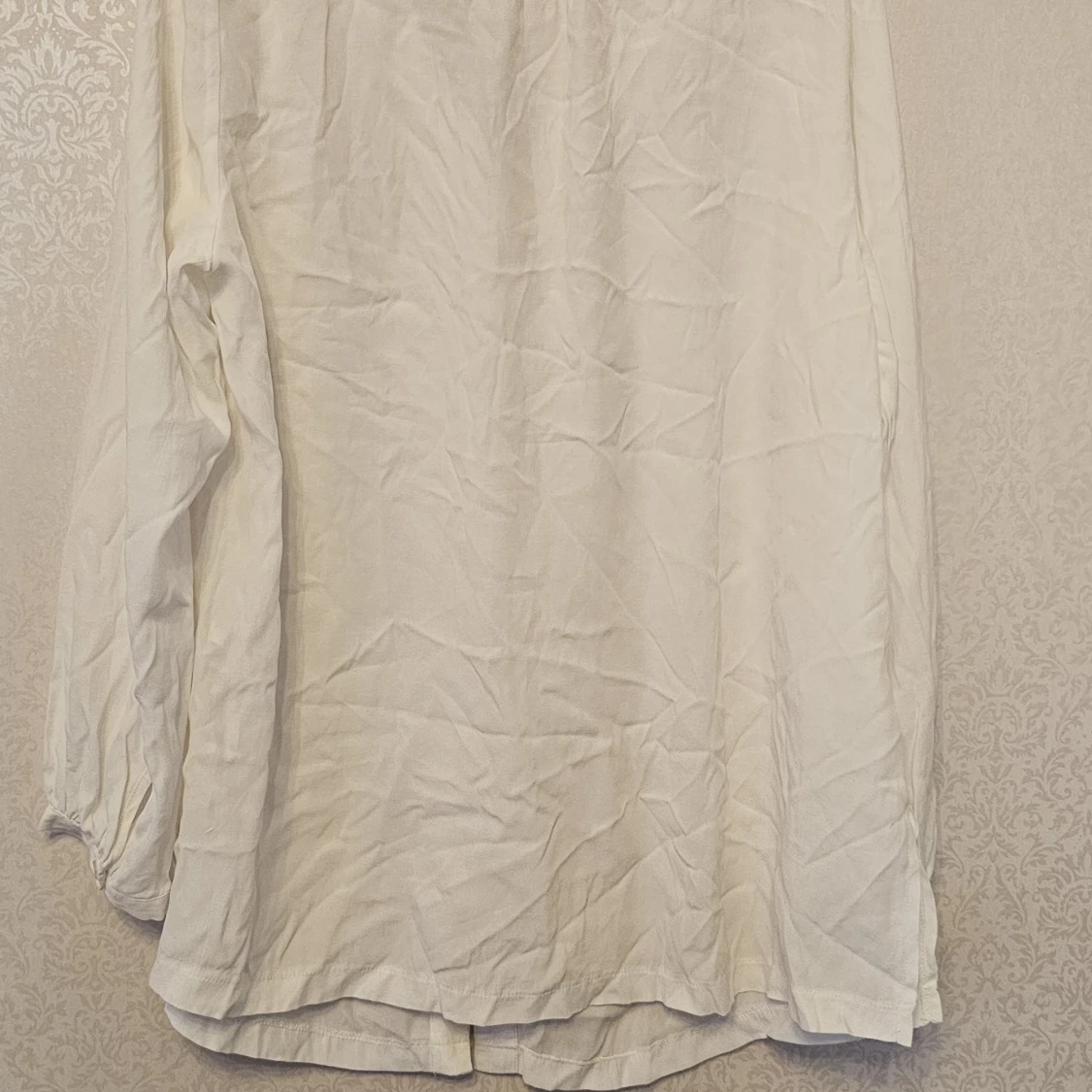 Vit blus med pärlor och nitar från VIX - 2