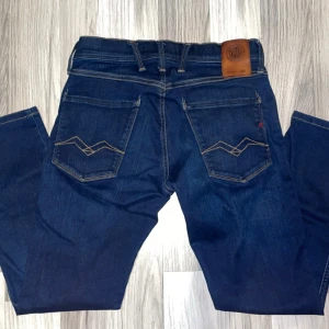 Replay jeans - Replay Jeans Hyperflex Ambass Storlek: Waist 28, Length 32 Färg: Mörkblåa Pris: 1000 kr (priset kan diskuteras)  Dessa stilrena och bekväma jeans från Replay erbjuder en perfekt passform och en modern look. Perfekta för både vardag och fest! Kontakta mig vid intresse!