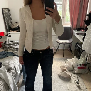 Blazer från H&M  - Blazer från H&M i färgen creme/beige, köpt på vinted men har aldrig kommit till användning, lite osäker på om jag vill sälja🙂‍↕️. Den har inga defekter, i mycket bra skick. Kontakt mig vid frågor 💕☺️