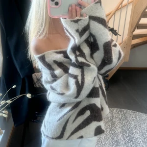 Stickad tröja från Wera - Stickad tröja med v-ringad hals! Hur fin som helst🤍 OneSize, skulle säga ungefär S men passar även xs och m