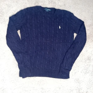 Ralph Lauren sweater - Tjenare, säljer nu min stickade Ralph Lauren tröja som är perfekt nu till hösten och vintern. Jag säljer tröjan då den ej längre passar. Tröjan är i mycket bra skick och har inga defekter. Hör av er vid frågor!