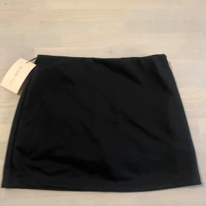 Svart kortkjol - Enkel och stilren svart kortkjol från Shein. Ej använd då storleken inte passade mig🥰