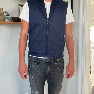 Mörkblå dunväst från Save The Duck - Säljer nu min mörkblåa dunväst från Save The Duck. Perfekt nu till hösten och vinter då du kan han den över en tjockare tröja, T-shirt eller under kavaj. Använd fåtal gånger eftersom att jag råka köpa för liten storlek. 