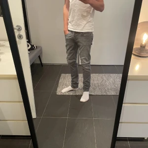 Dondup jeans - Tjena, säljer ett par gråa dondup jeans i modellen george(den vanliga). Jeansen är i storlek 33 och är i väldigt bra skick. Köptes på nk får några månader sedan för 3200. Om något undras över så skriv gärna🤩