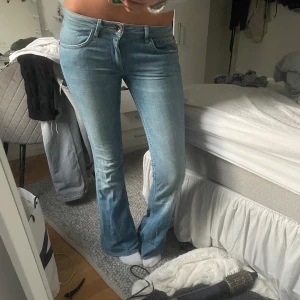 Wrangler ljusblå bootcut jeans - Midjemått: 39cm, innerbenslängden: 84cm! 💓