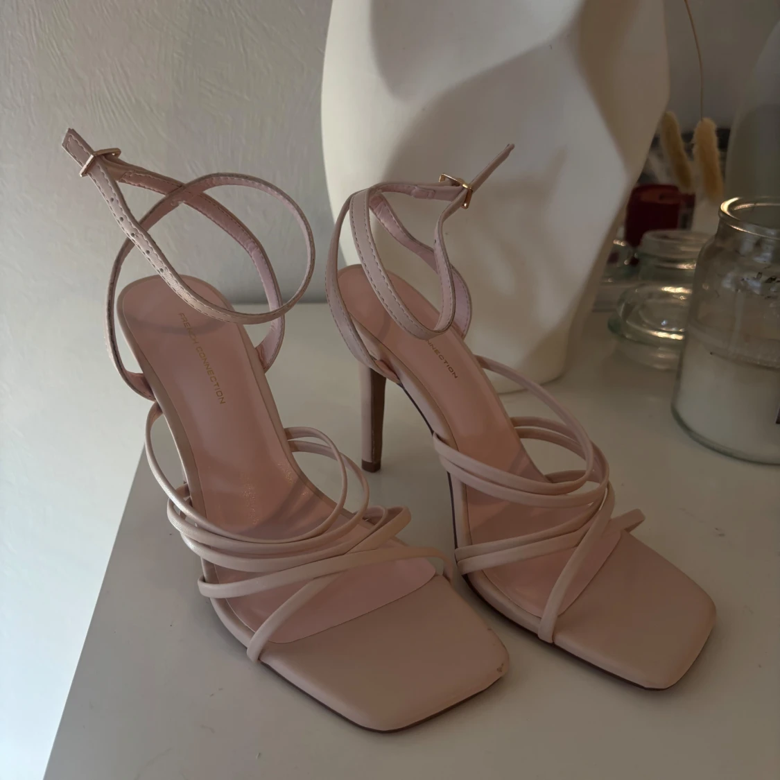 Ljusrosa sandaler från French Connection - 4