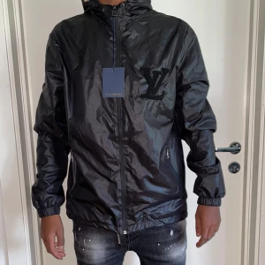 L.V jacka strl M - L.V jacka i storlek M. Helt ny. Fin replika med grym kvalitet. Modellen är 175cm väger 67kg, pris: 1400kr. Först till kvarn som gäller. 
