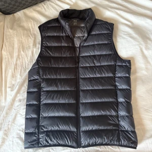 Uniqlo väst - Helt ny Uniqlo väst säljer eftersom det inte riktigt är min stil, skriv för frågor! Köpt för två veckor sedan. 