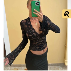 Svart spetsblus med v-ringning - Säljer en svart spetstopp från venderbys i storlek S/M.