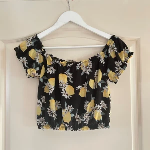 Off shoulder top - Söt och somrig offshoulder top med korta puffärmar 💛🍋 Storlek M men passar även S