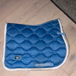 Fint blått equestrian stockholm schabrak  -  Fint blått equestrian stockholm schabrak helt okej skick går att diskutera pris