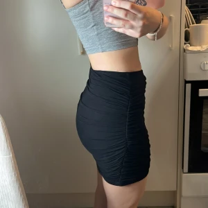 Svart tight kortkjol med rynk - Storlek S