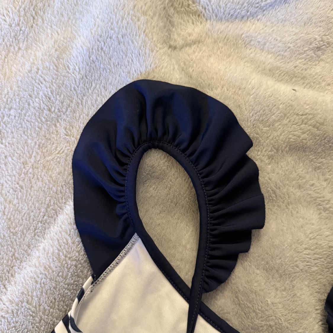 Randig baddräkt med volangaxelband - 3