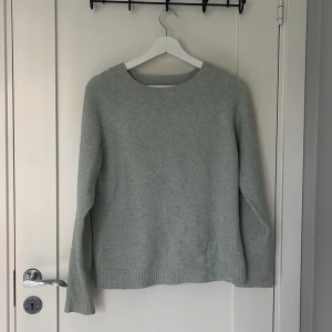 Mint grön stickad tröja från Vero Moda - Mysig mint färgad stickad tröja från Vero Moda med rund halsringning och ribbade muddar. 