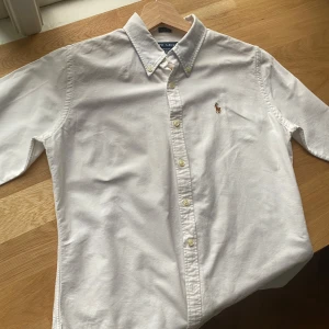 Vit skjorta/ Ralph Lauren - Vit skjorta från Ralph Lauren bra skick lappen har blivit lite warpad pga tvätt Size Xs/s