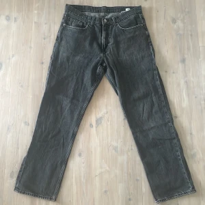 Gråa loose fit jeans från Vaillent - Säljer ett par gråa jeans från Vaillent i loose fit med raka ben och klassisk femficksdesign. Jeansen har en mörkgrå tvätt och är tillverkade i kraftig denim. Perfekta för dig som gillar avslappnad stil och bredare passform.