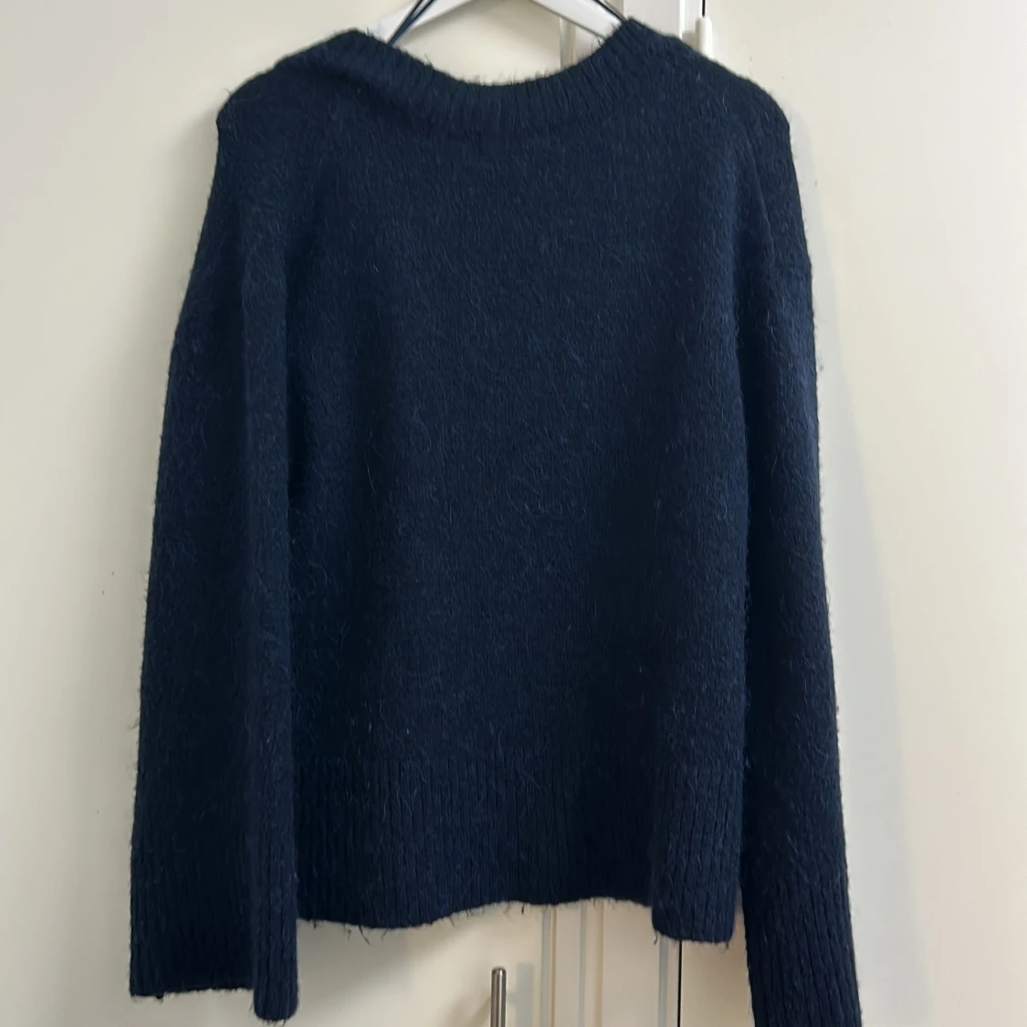 Mörkblå stickad tröja från Gina Tricot - 1