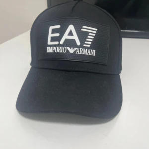 Armani keps  - Jag säljer Armani keps för endast 189 kr. Jag har bara använt den två gånger den är jätte bra och har inga problem 😊