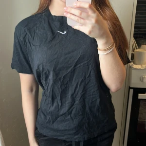 Svart Nike t-shirt med logga - Storlek xs