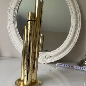 Retro svensk sparbössa i mässing - Unik retro sparbössa i mässing med tre rör för 1, 5 och 10 kronor. Svensk design med märkning och graderad insättning. Bra skick med mindre ytslitage, perfekt som dekor eller samlarobjekt. Stabil botten och klassisk look.det saknar lock på , men det påverkar inte att stoppa pengar i 