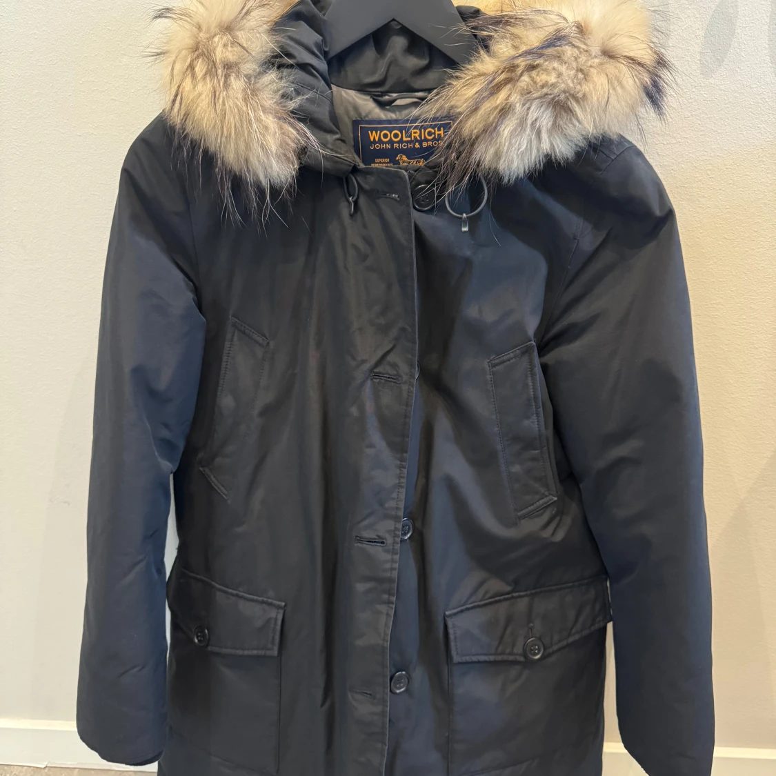 Svart parkas från Woolrich med päls