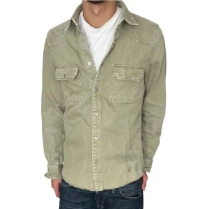 Zara Overshirt med Slitningar - Tja! Säljer nu en as fet overshirt från Zara i toppskick (9,5/10)! Säljs ej längre i butik så väldigt svår att få tag på, priset kan såklart diskuteras! Size M,fits=M Slim Fit! Alla slitningar från fabrik Hör av dig vid minsta fråga eller fundering!🌟