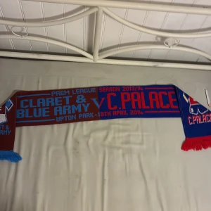 West Ham vs Crystal Palace halsduk - Unik fotbollshalsduk från Premier League-matchen West Ham mot Crystal Palace, säsongen 2013/14. Priset kan diskuteras vid snabb affär