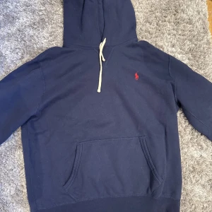 Ralph lauren hoddie mörkblå  - Tjena säljer nu denna sjukt snygga mörkblåa hoddie från Ralph Lauren. Tröjan är i storlek L! Ny pris 2100kr mitt pris 499! Hör av er vid fler frågor eller bilder!