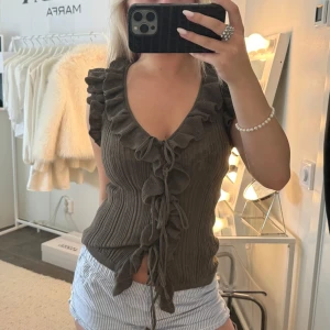 Mörkgrön Zara topp - Fin topp ifrån Zara, storlek S. Använd max 5 gånger, bra skick 🎀Säljer då den ej kommer till användning 🩷