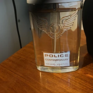 Police Contemporary 100ml EdT - Stilren och modern parfym från Police. Flaskan rymmer 100 ml och har en unik design med vingar. Perfekt för dig som vill sticka ut med en fräsch och trendig doft.