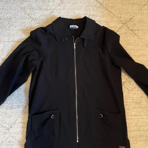 LauRie Jacka för kvinnor - Snygg jacka för kvinnor som är perfekt för vår eller höst. Storleken är normal och den är oanvänd och helt ny!