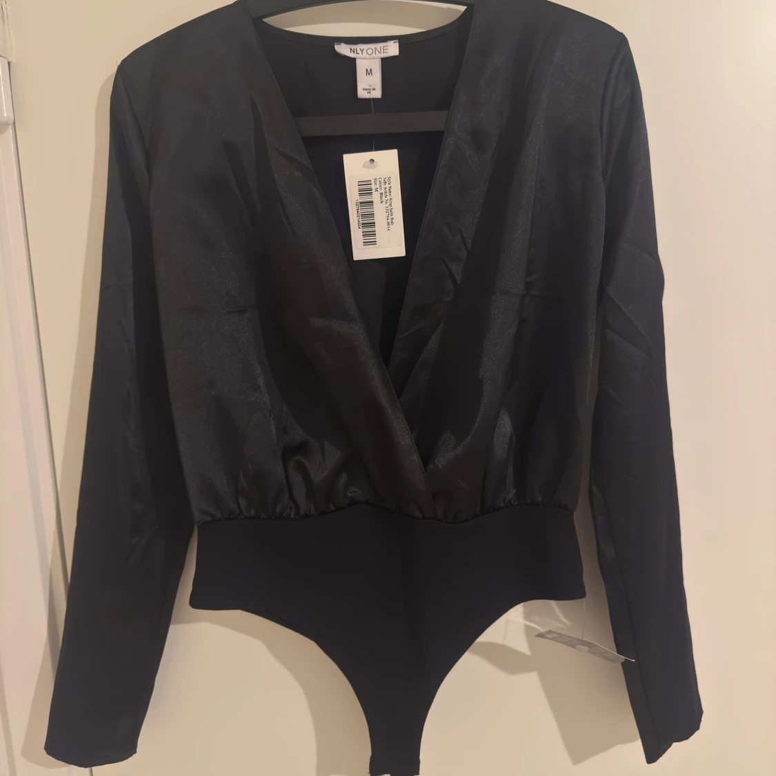 Svart omlott body i satin från NLY One