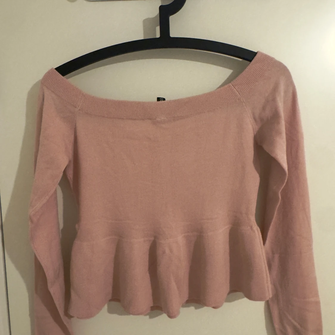 Rosa offshoulder topp med volang