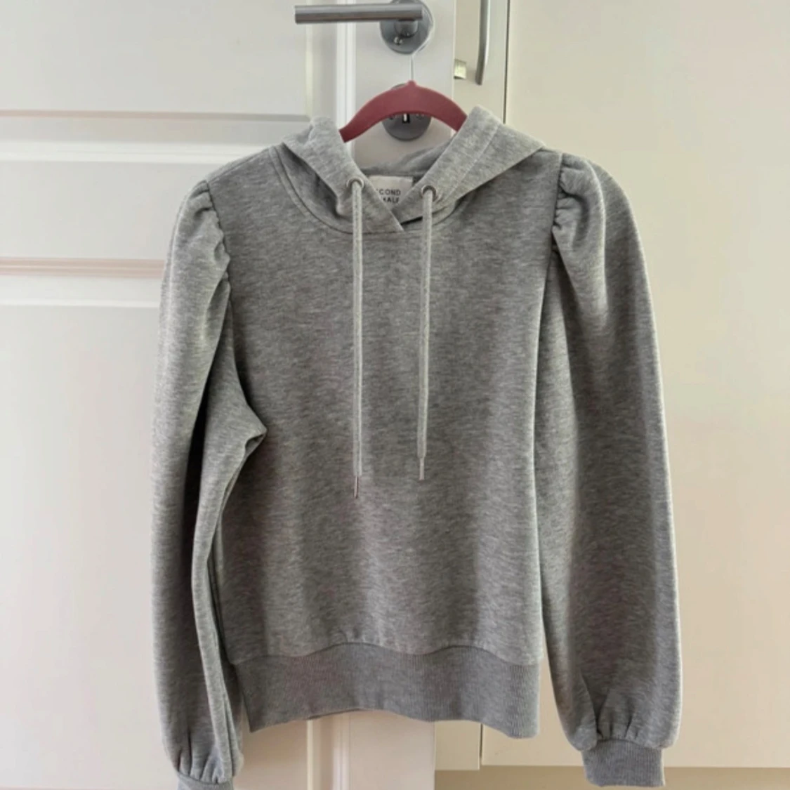 Grå hoodie med puffärmar