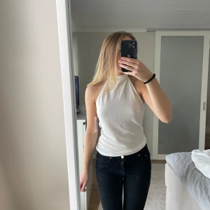 Vit ribbad halterneck linnetopp - Säljer min topp som inte kom till användning i sommras och prislappen är kvar. Toppen är lite lätt genomskinlig men annars jätte fin! Pris kan diskuteras. 