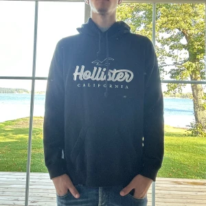 Hollister Hoodie - Svart hoodie från Hollister i bra skick | Storlek: S | Jag är 182cm och väger 65kg📏| Vid frågor eller diskussion om pris är det bara att skriva✍🏼| Frakt inom 48h📦