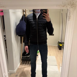 Reiss Cardigan, strl M - Reiss cardigan, mörkbl i strlM. Snygg nu till hösten. Bra skick. 