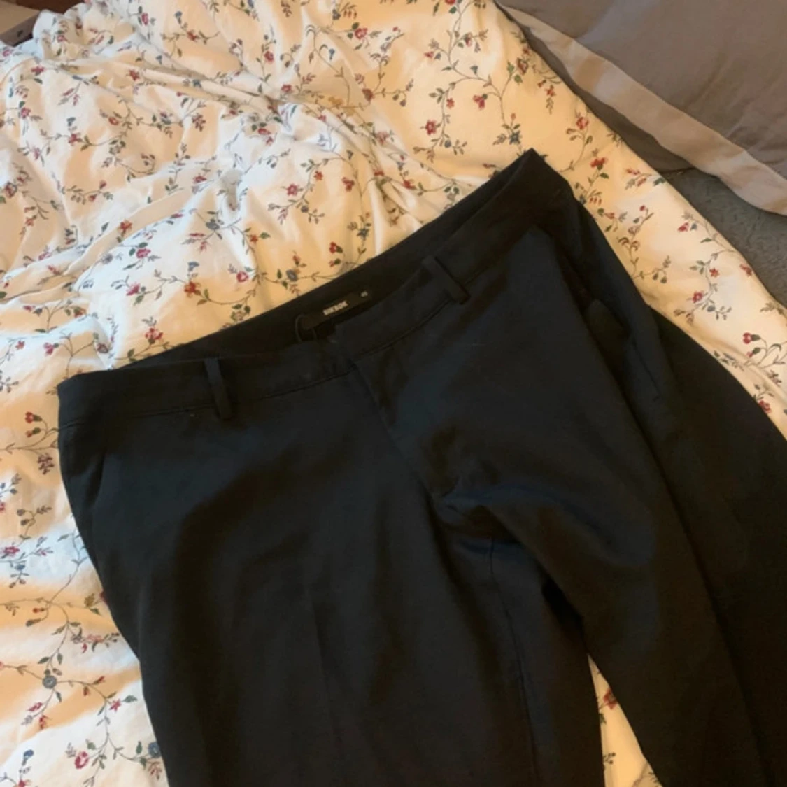 Svarta kostymbyxor från Bik Bok - 3