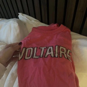 Zadig Voltaire slutsåld tröja - Jättefin stickad tröja perfekt till hösten köpte den för 1995kr och den går inte köpa mer strl 14Y aldrig nästan använd