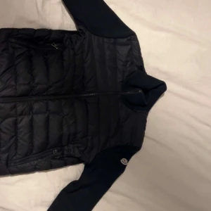 Svart cardigan från Moncler - Säljer en svart cardigan från Moncler storlek M.