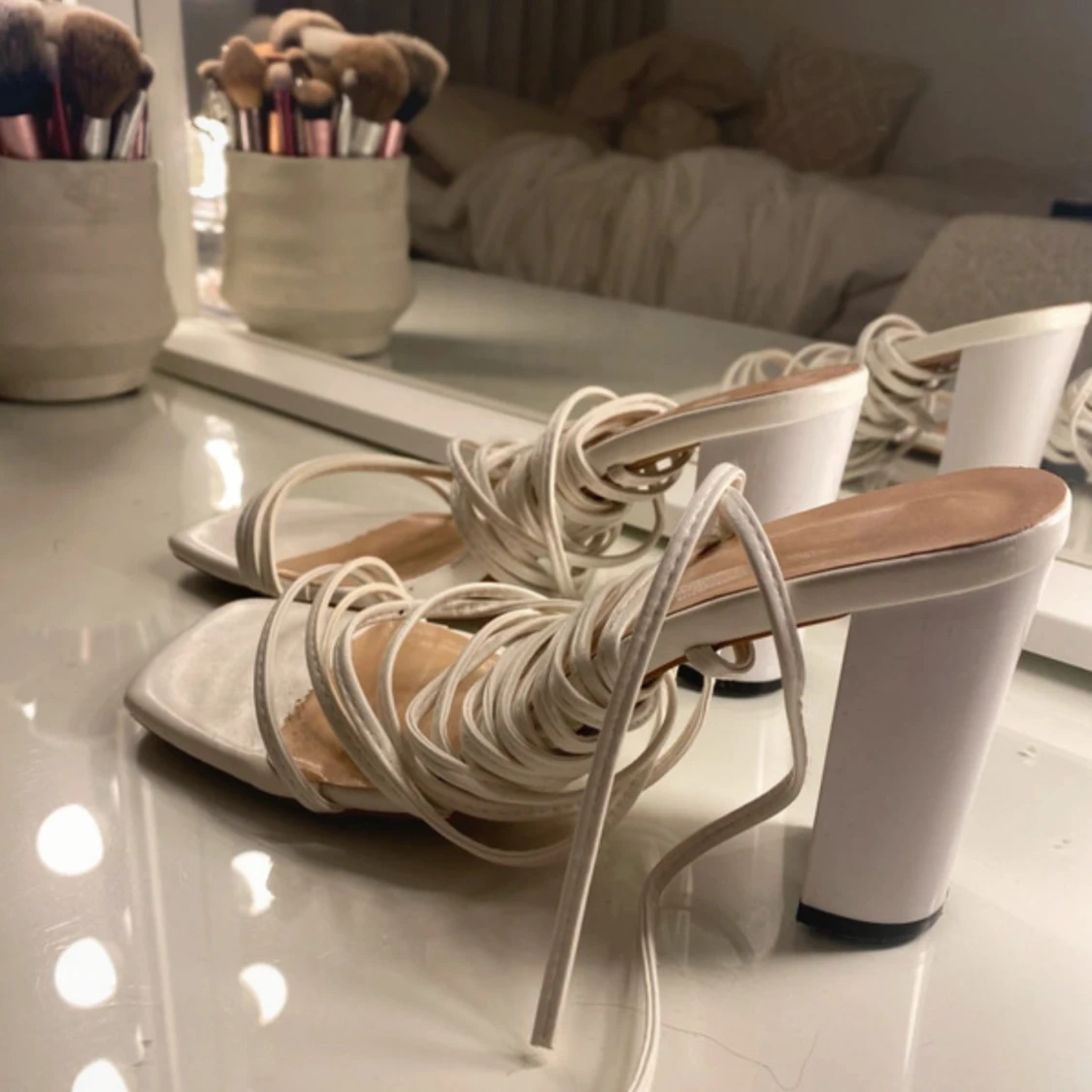 Vita klackskor med snörning  - 1