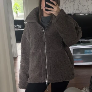 Brun teddyjacka slutsåld från H&M - Väldigt fint skick💓 Helt slutsåld 💓
