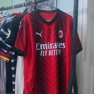 AC Milan matchtröja Puma röd/svart - Hejhej säljer min AC Milan fotbollströja strlk M. Fick från mysterybox. Okej kvalité inte speciellt använd men saknar den lilla stjärnan över Milan märket.