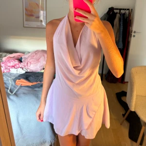 Ljusrosa halterneck kortklänning - Supersöt ljusrosa kortklänning med halterneck och draperad urringning. Från shein och aldrig använd 