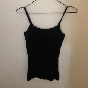 Svart linnetopp från Vila - En svart linnetopp från Vila med smala axelband💕