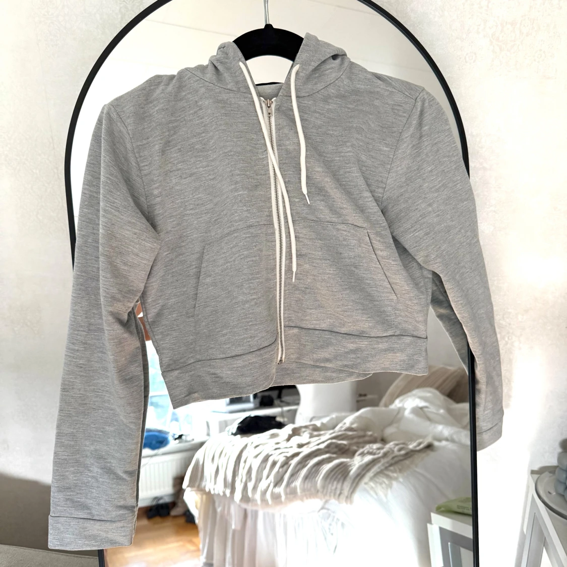 Grå croppad zip hoodie