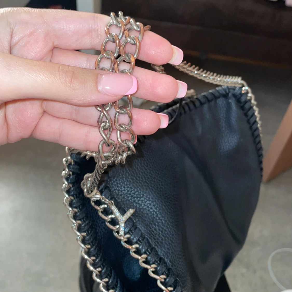 Svart axelväska med kedja från Gina Tricot - 2